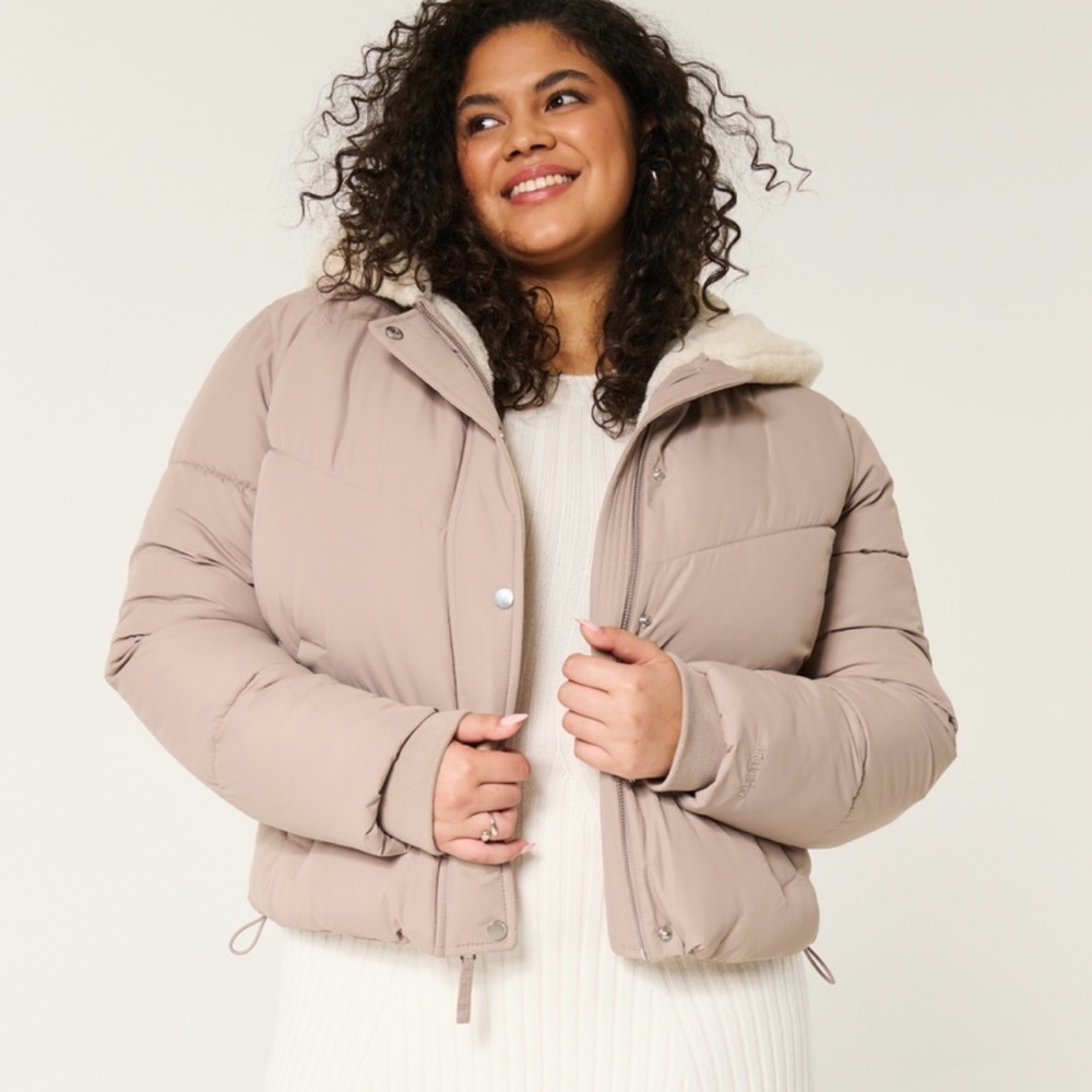 New Hollister puffer jacket small size color beige
